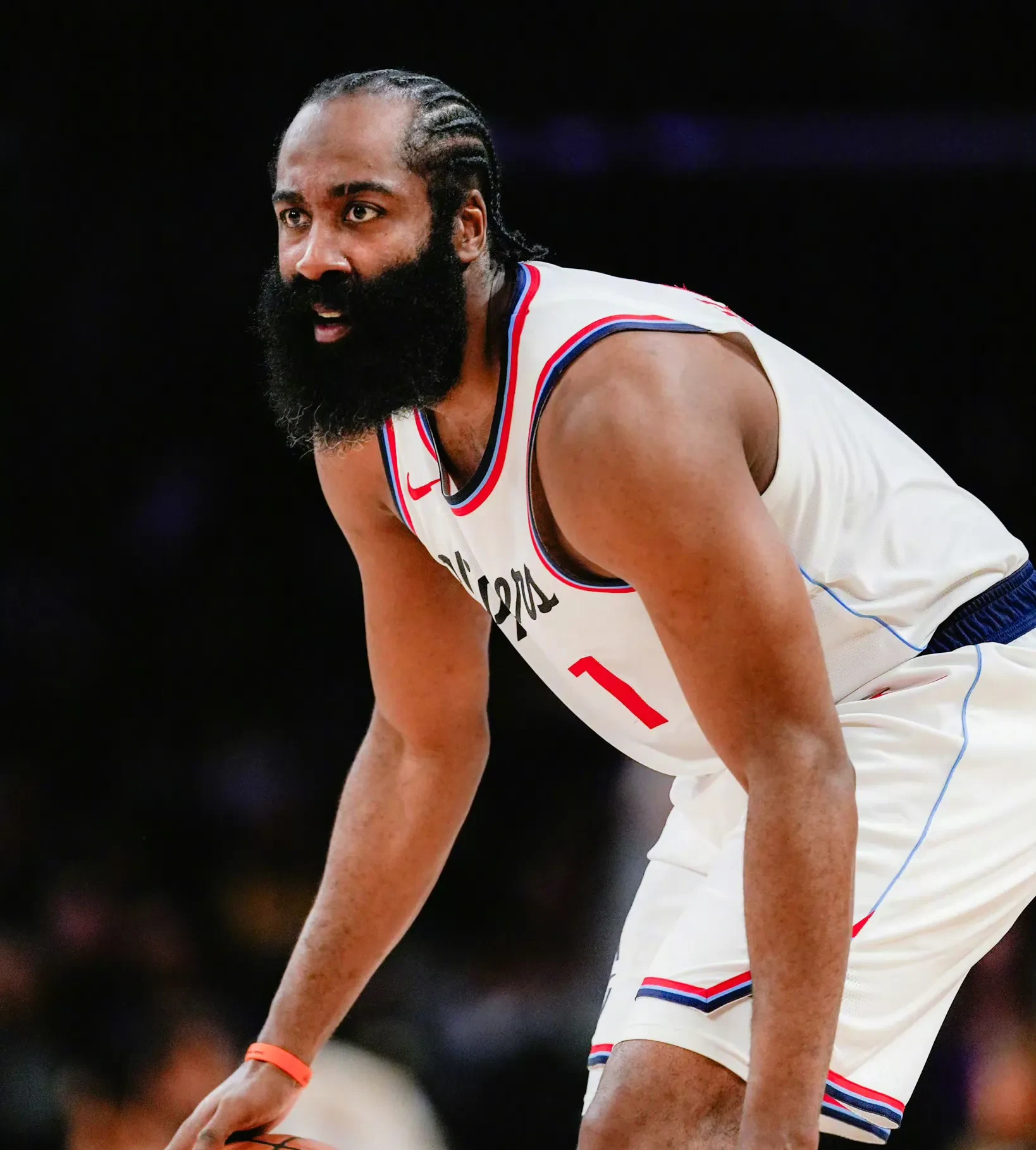 开云体育全站-哈登重返赛场,锐不可当首场状态出色,加拿大队观众沸腾!-开云体育全站