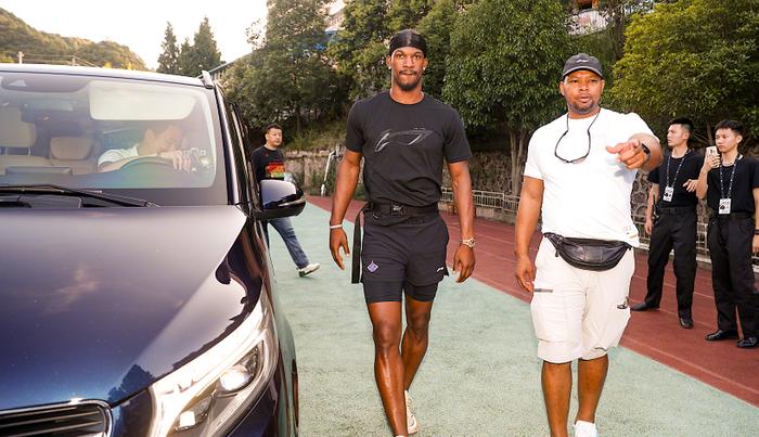 登录入口-巴特勒迎来二十赛季出色发挥，巴塞罗那观众热烈欢呼！-登录入口