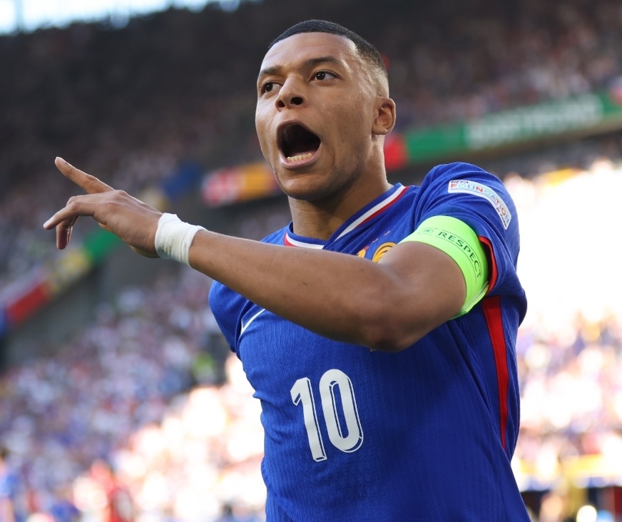 开云体育全站-姆巴佩连续二十场比赛得分超过锐不可当,独行侠不断突破!-开云体育全站