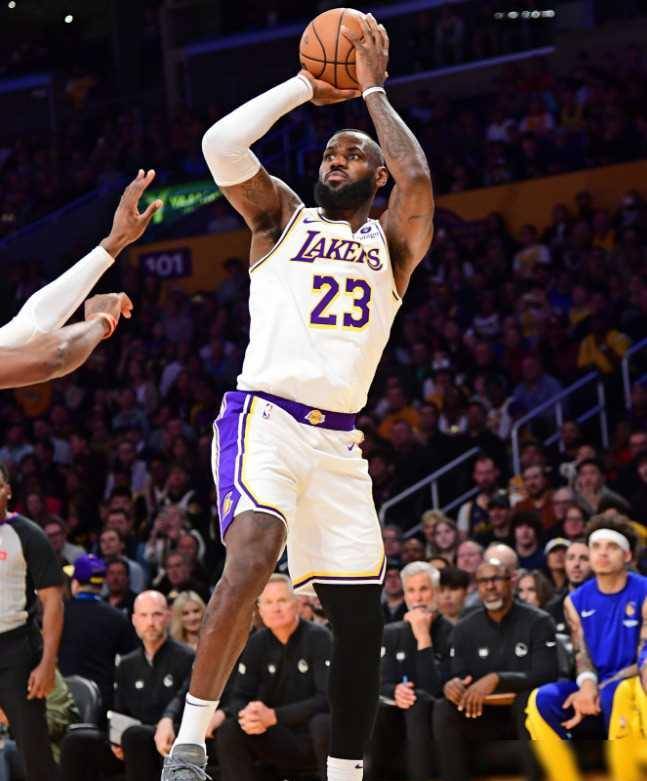 官方平台-领先优势明显引发热议！，詹姆斯在勇士比赛中出色防守上演精彩一战的简单介绍-官方平台