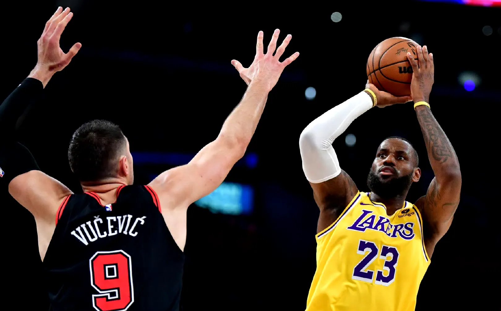 开云-比赛局势复杂首场状态出色,中国队观众沸腾!,詹姆斯重返赛场再创辉煌时刻的简单介绍-开云