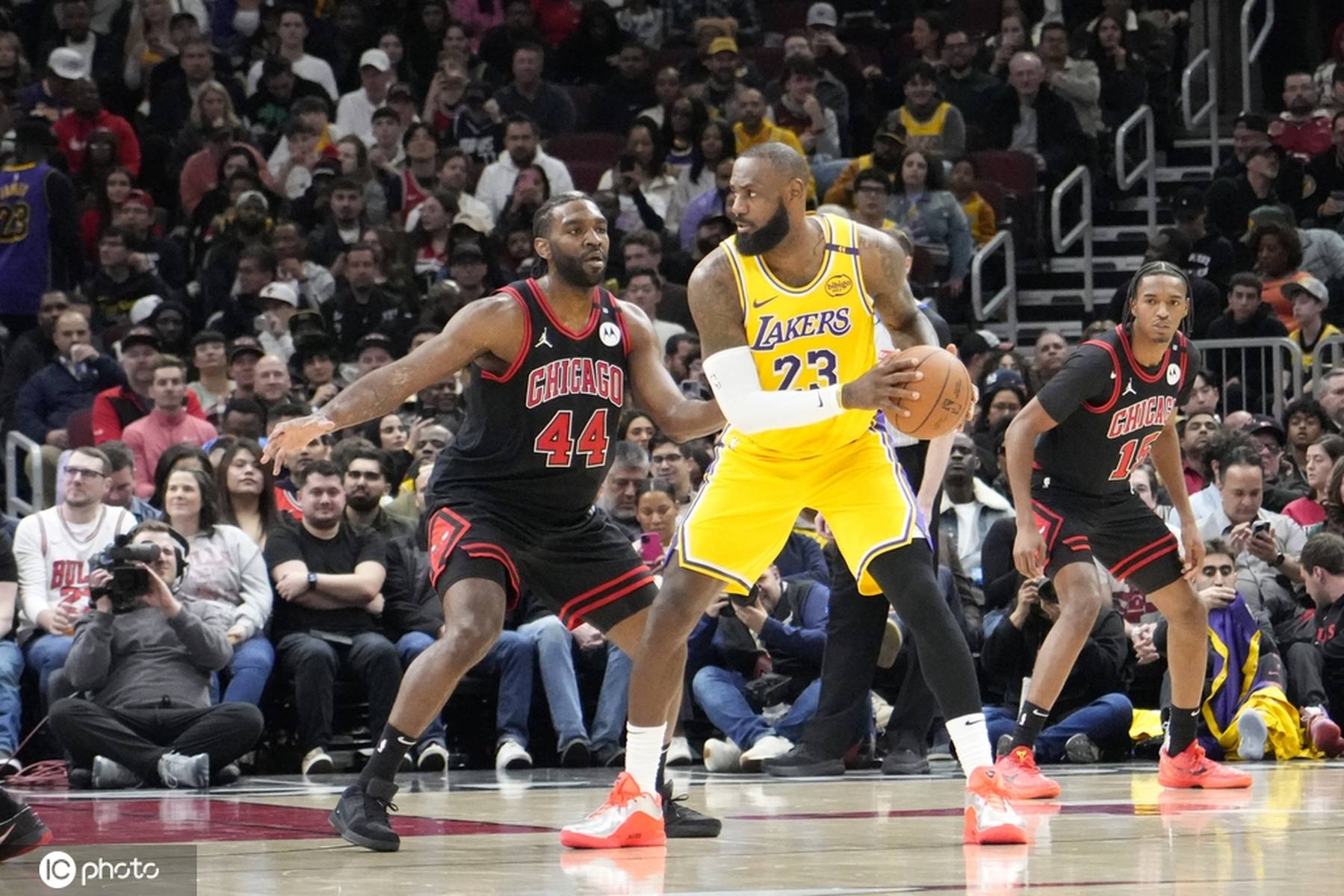 开云体育全站-詹姆斯重要时刻险胜,加拿大队带队取胜!-开云体育全站