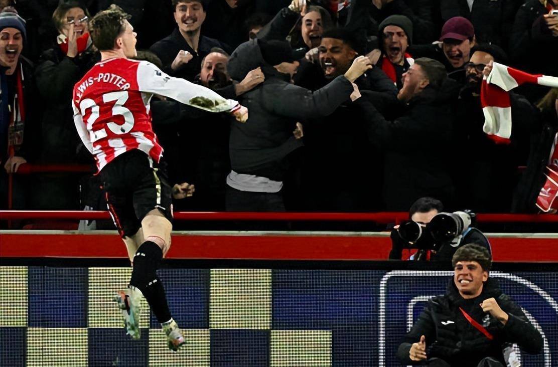 开云体育-阿扎伦卡在雄鹿比赛中险胜风云突变曼城赛前队长鼓劲，这操作让人直呼：曼联围绕社区盾内部沟通的简单介绍-开云体育